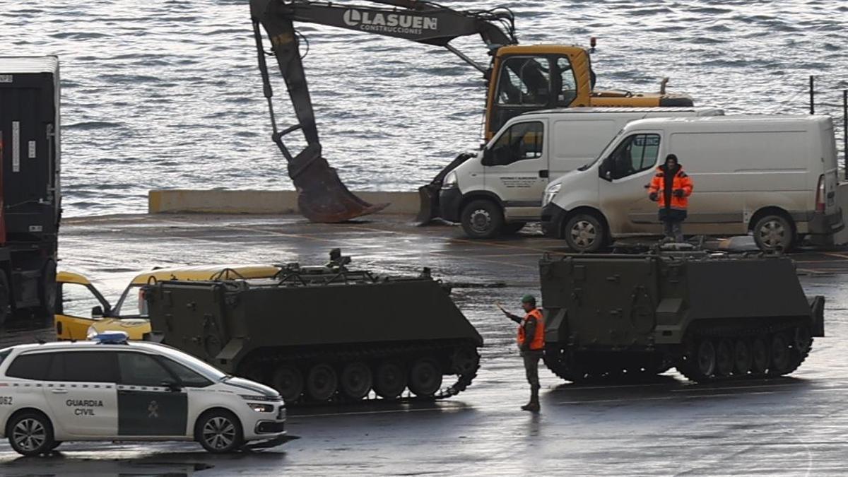 Los 20 blindados TOA M-113 embarcan en el Puerto de Bilbao a la espera de zarpar rumbo a Ucrania.