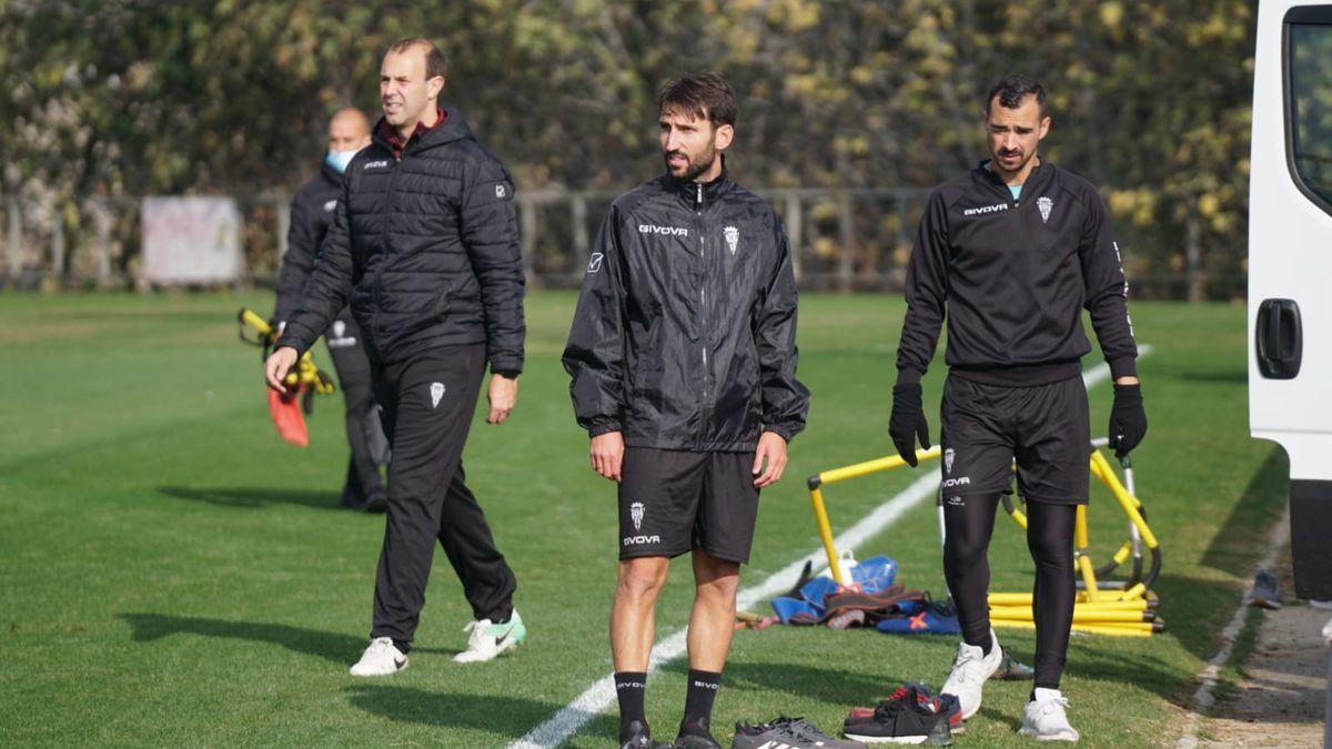 Álex Bernal y Miguel de las Cuevas, tras un entrenamiento del Córdoba CF.