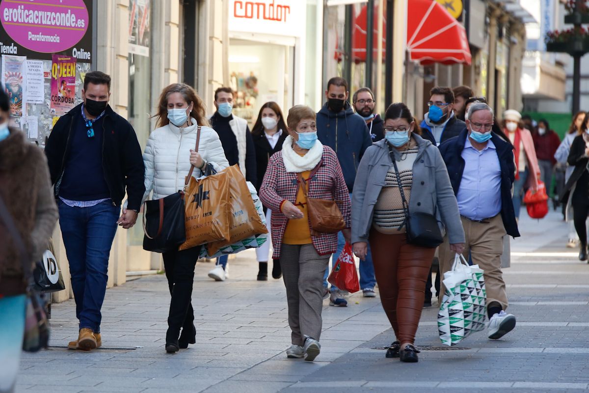 Afluencia y colas en el inicio de las rebajas de Enero