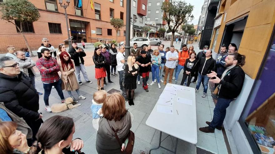 Asamblea del sector crítico de Podemos a las puertas de la sede, en Sama. | L. M. D.