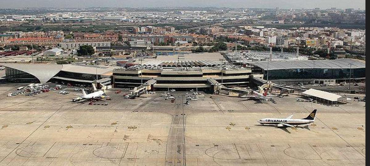 Una imagen del aeropuerto de València, con Manises detrás