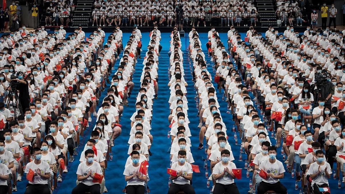 Más de 7000 estudiantes de la Universidad de Ciencia y Tecnología de Huazhong asisten a una ceremonia de graduación en un gimnasio en Wuhan, en la provincia central de Hubei de China, el pasado mes de septiembre.