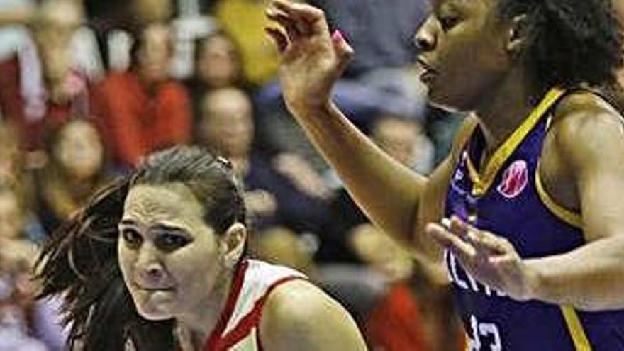 Sonja Vasic, defensada per Mavunga en el partit de Fontajau.