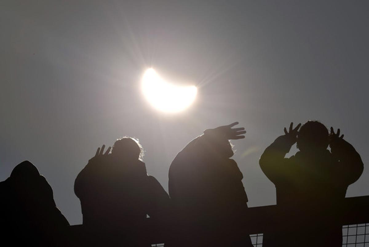 Observadors de l’eclipsi a St Ausell a Conrwall, Anglaterra.