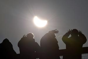 Observadors de l’eclipsi a St Ausell a Conrwall, Anglaterra.