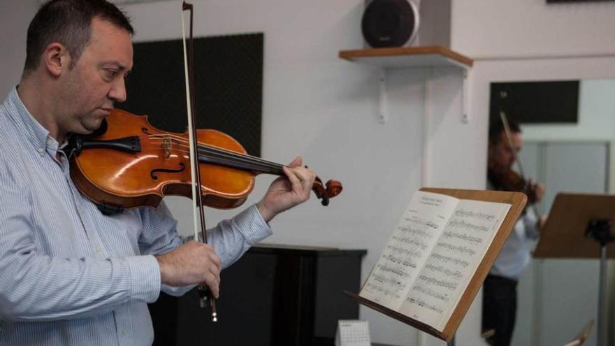 Luis Magín Muñiz, en su despacho del Conservatorio de Oviedo.