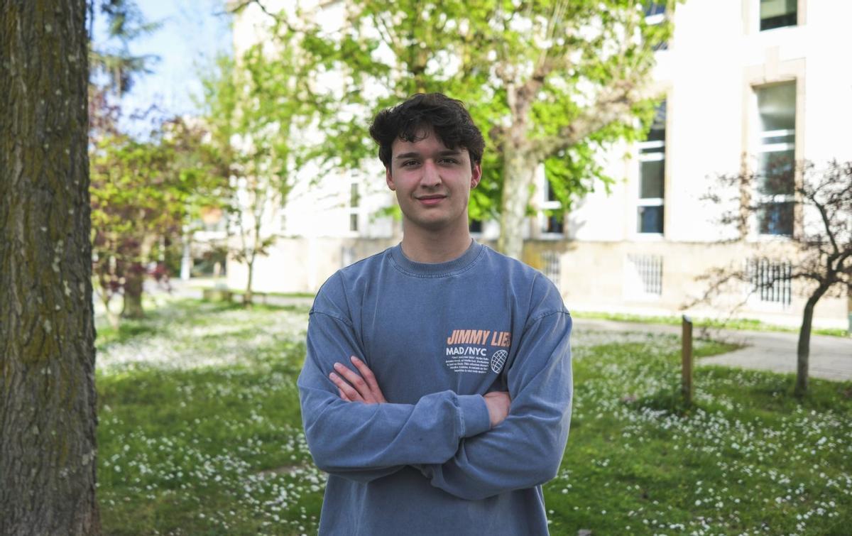 El ingeniero aerospacial Pelayo Busto, en el campus ourensano. | ROI CRUZ