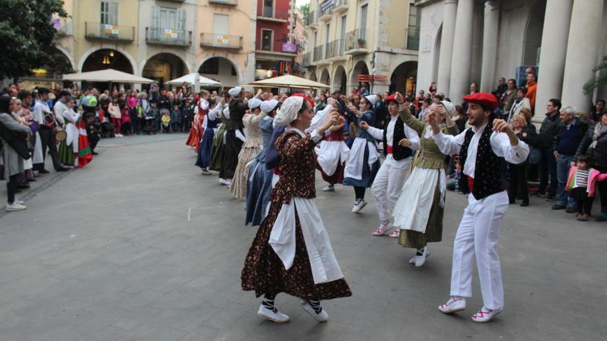 La dansa d&#039;Euskadi i la cercavila gegantera animen el dissabte de Santa Creu