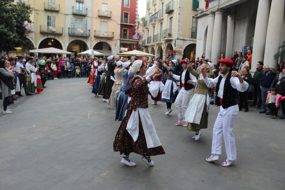 Tarda de Santa Creu  dansa d''Euskadi i gegants