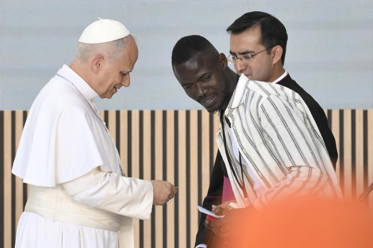 El papa León XIV en su visita este sábado al centro CEDIA 24 Horas, de Cáritas Madrid. El papa León XIV en su visita este sábado al centro CEDIA 24 Horas, de Cáritas Madrid.