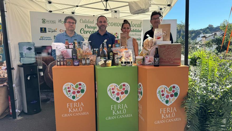 Fontanales se llena de sabor local bajo 1.300 paraguas de colores por la Feria Km.0