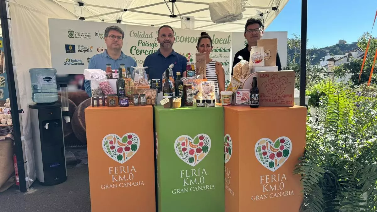 Fontanales se llena de sabor local bajo 1.300 paraguas de colores por la Feria Km.0
