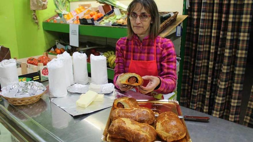 Ana María Álvarez muestra uno de sus bollos recién hechos junto a los ingredientes.