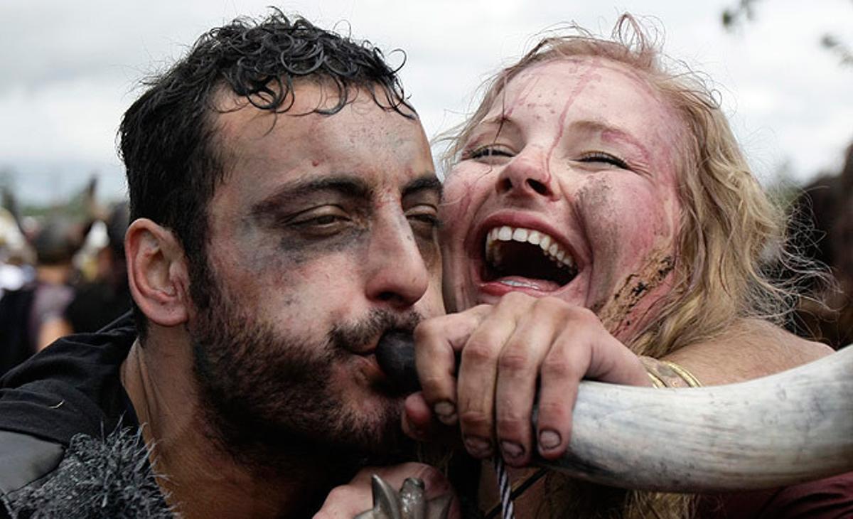 Dos dels participants en el festival víking que anualment se celebra a la localitat gallega de Catoira.