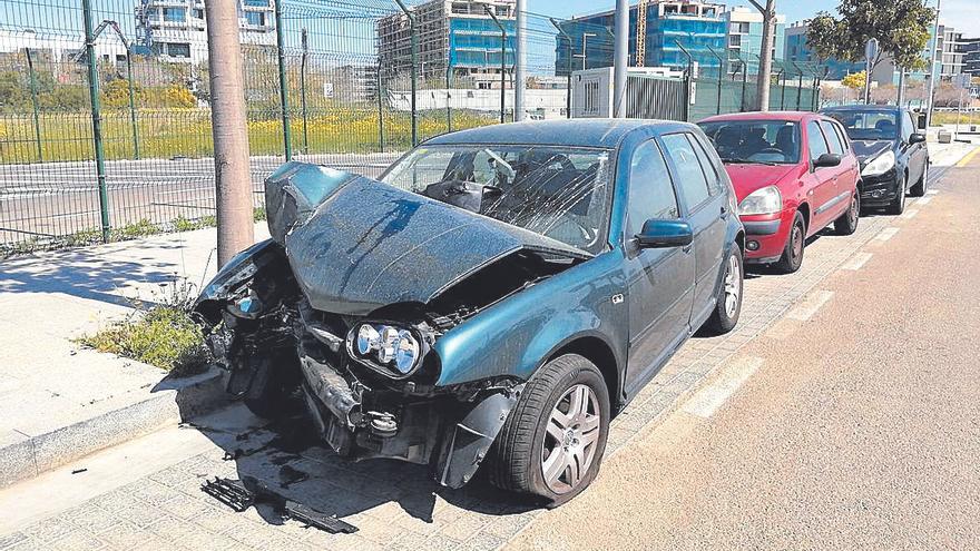 Semana negra | Grúas que dejan coches accidentados en Nou Llevant