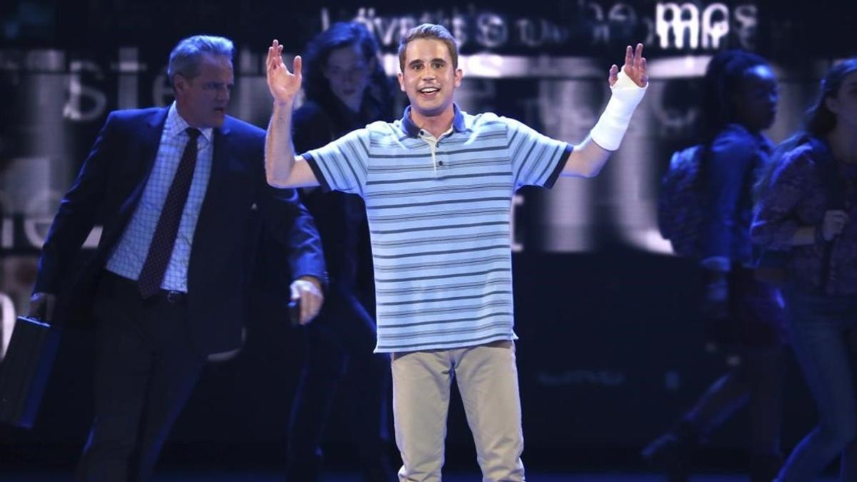 Ben Platt frente al reparto de 'Dean Evan Hansen'.