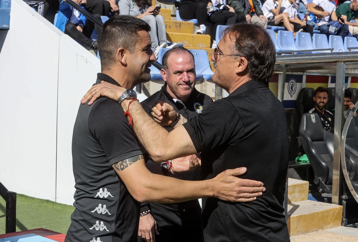 Rubén Torrecilla saluda al entrenador de la Penya Independent Mario Ormaechea antes del aprtido en el Rico Pérez.