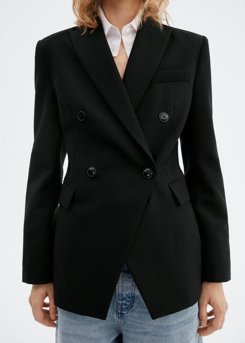 Blazer negra, de Mango