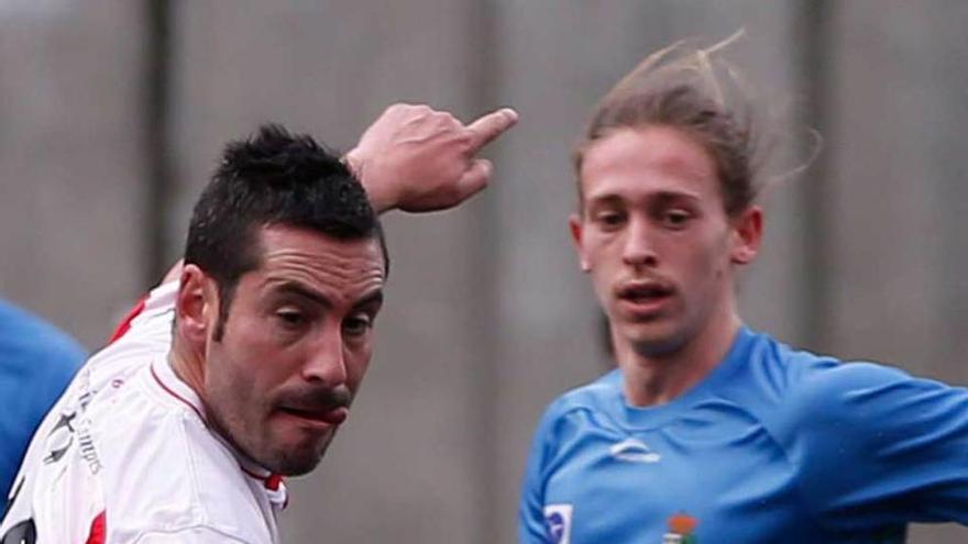 Jorge Valiente, con el balón, presionado por Makali, del Colunga.