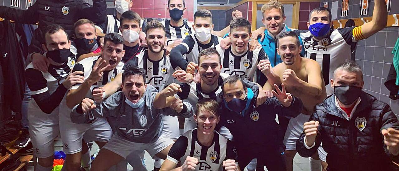 La plantilla del Castellonense festeja el triunfo frente al Canals. | LEVANTE-EMV