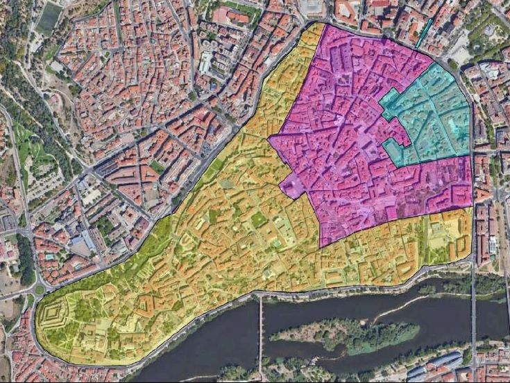 Mapa con la Zona de Bajas Emisiones en Zamora coloreada según las fases de aplicación. Iniciándose en la zona azul (que incluye dos áreas), para continuar por la rosa y terminar con la amarilla.