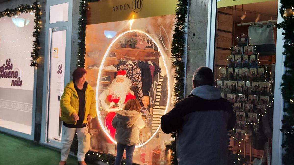 Uno de los escaparates decorados el año pasado, en Manuel Pedregal.