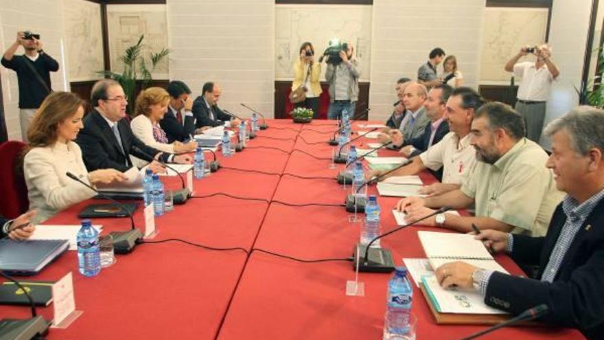 Juan Vicente Herrera y Silvia Clemente durante la reunión de ayer, en Valladolid, con representantes de las organizaciones agrarias.