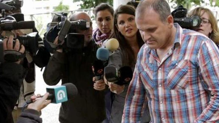 Alfredo Balsa, uno de los vecinos que halló el cadáver de Asunta, llega al juzgado de Santiago.