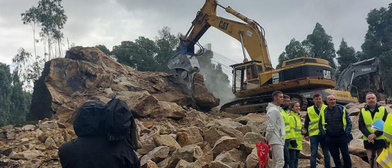 Un momento de la visita a las obras del aparcamiento. |   // G.N.