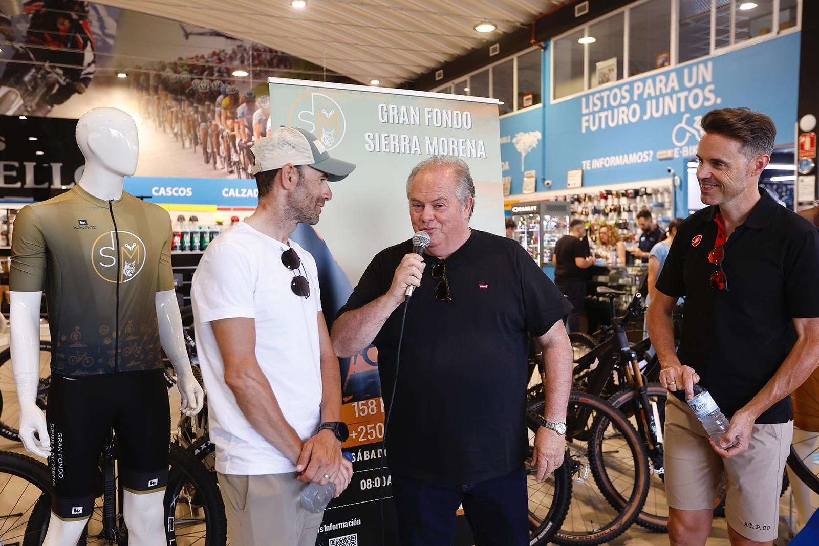 La recogida de dorsales de la Gran Fondo Sierra Morena en imágenes