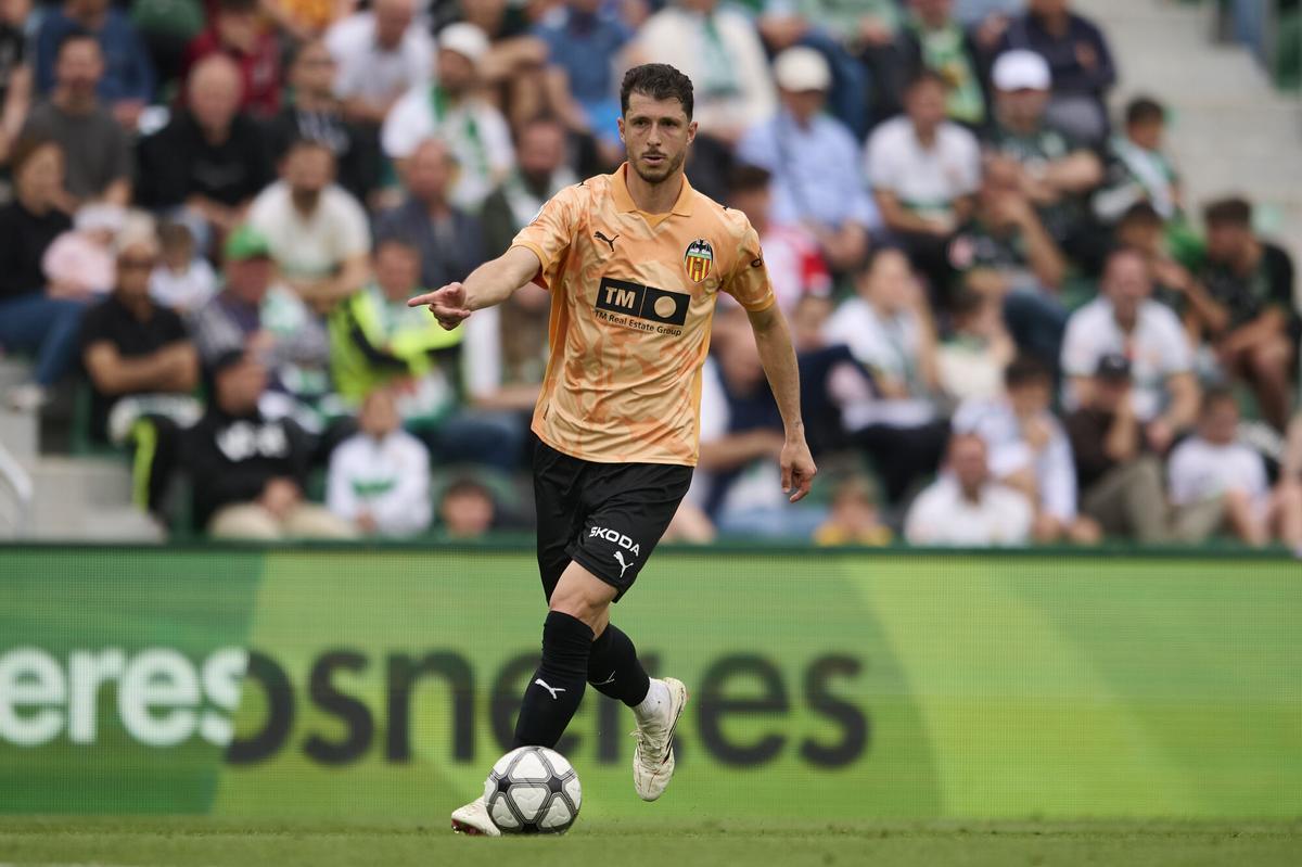Guido Rodriguez trata de poner orden en el medio campo del Valencia en Elche