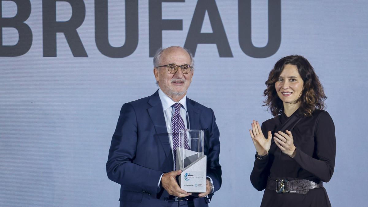 El presidente de Repsol, Antonio Brufau, y la presidenta de la Comunidad de Madrid, Isabel Díaz Ayuso.