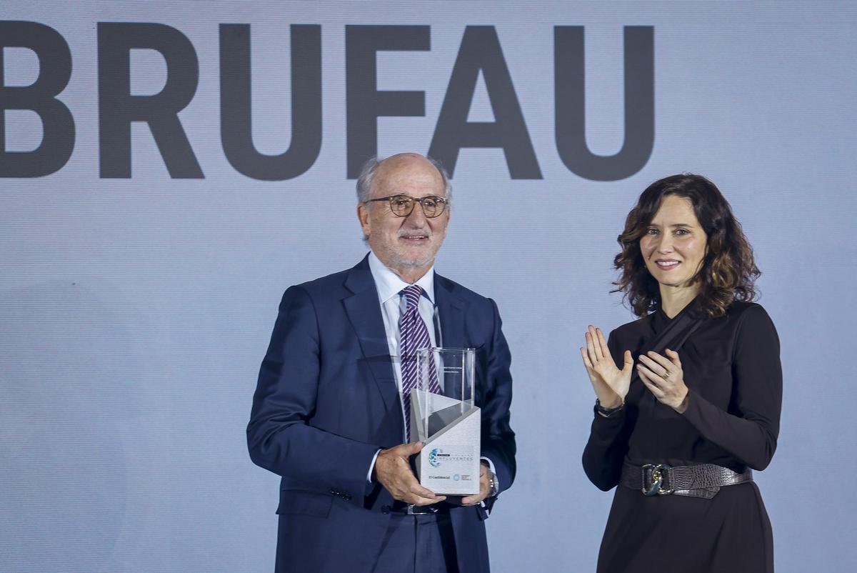 El presidente de Repsol, Antonio Brufau, y la presidenta de la Comunidad de Madrid, Isabel Díaz Ayuso.