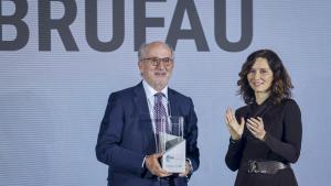 El presidente de Repsol, Antonio Brufau, y la presidenta de la Comunidad de Madrid, Isabel Díaz Ayuso.