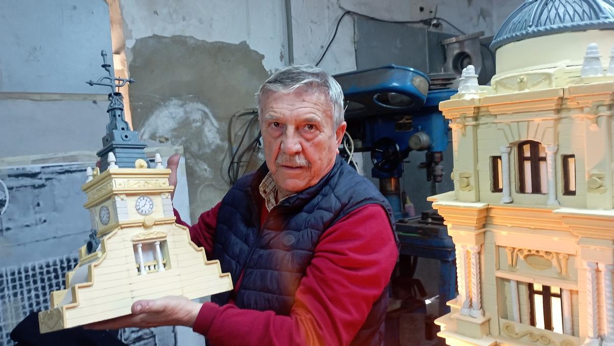 . El artista de la soldadura muestra la parte desmontable de la torre del Ayuntamiento.