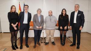 Leire Iglesias, directora general de Sepes, y Mariano José López Martinez, presidente de la cooperativa GreenHábitat Guadalajara, durante la firma de la venta de la parcela