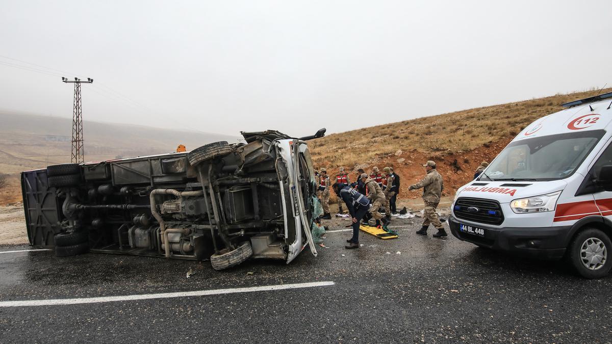 Imagen de archivo de los servicios de emergencia en un accidente de autobús en Turquía.