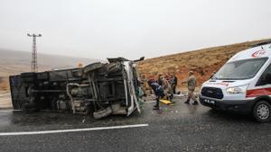 Archivo - Imagen de archivo de los servicios de emergencia en un accidente de autobús en Turquía