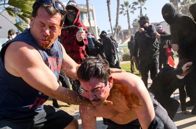 Imagen de los enfrentamientos en San Diego, California.