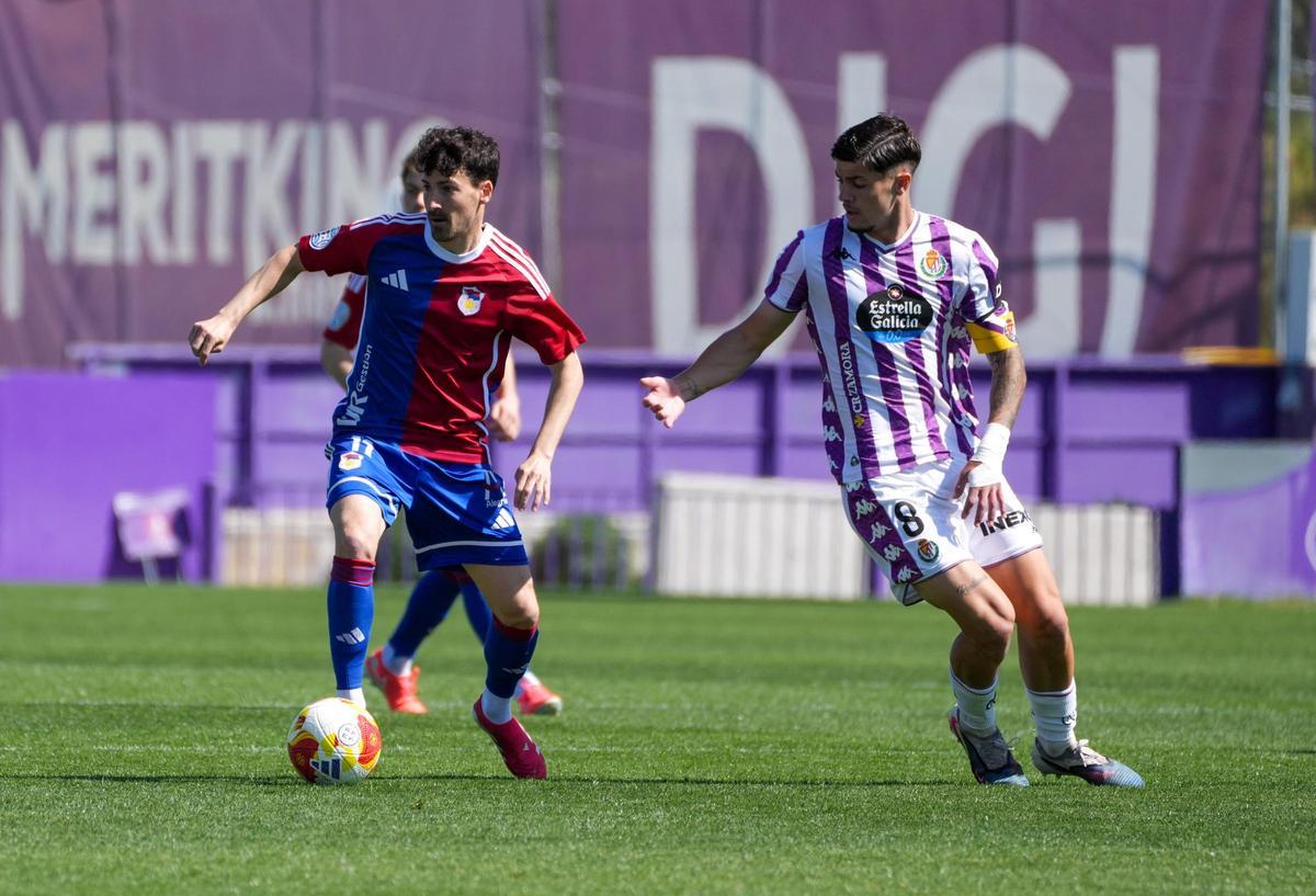 Omar Álvarez conduce el balón en los anexos del José Zorrilla.