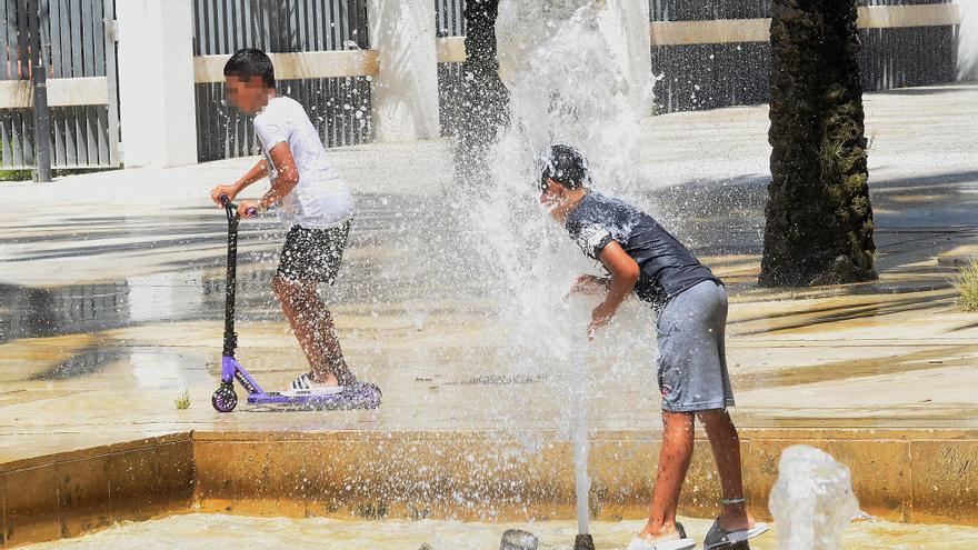 Niños refrescándose en una fuente de Elche por la ola de calor