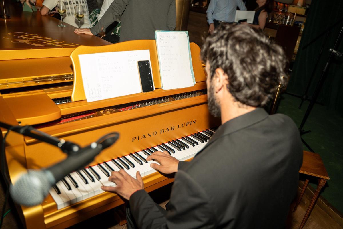 Uno de los pianistas residentes en el Piano Bar Lupin, en el Mercado de Colón