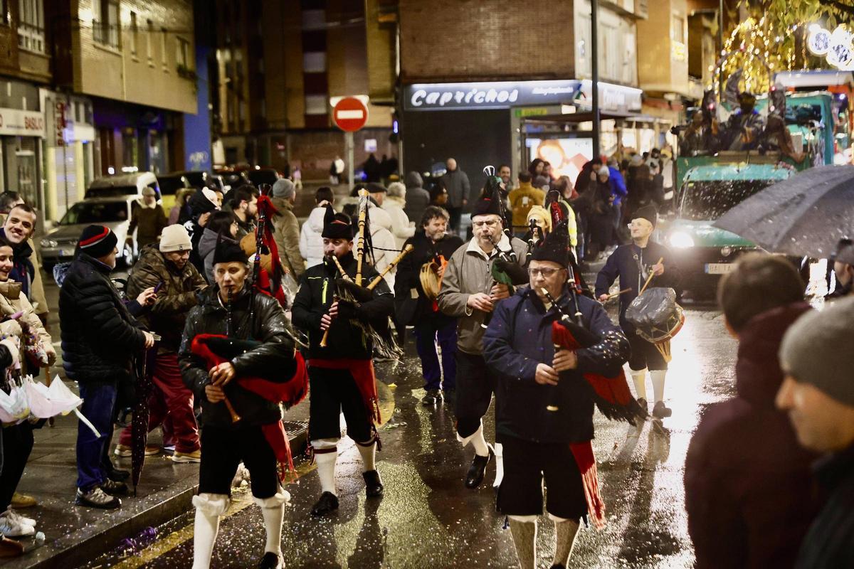 La cabalgata de Reyes en la zona oeste de Gijón, en imágenes