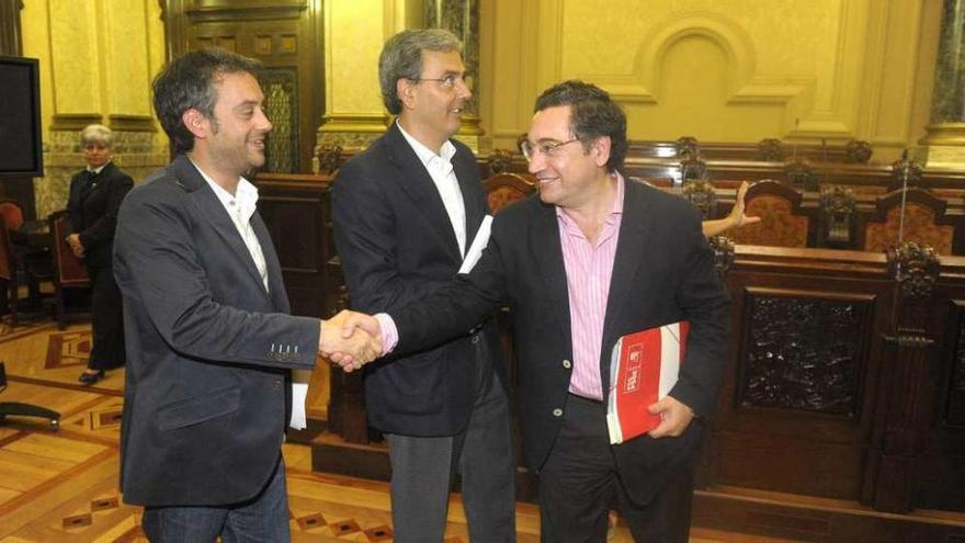 El alcalde, Xulio Ferreiro, a la izquierda, con los ediles socialistas García Pérez y Dapena tras un pleno.