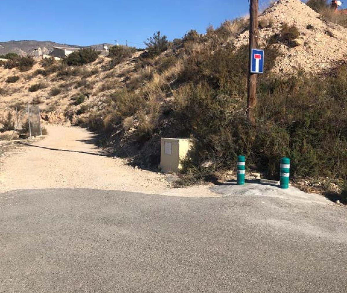 Una de las casetas de pase de la conducción de agua que según el TSJ es propiedad del Ayuntamiento de Crevillent