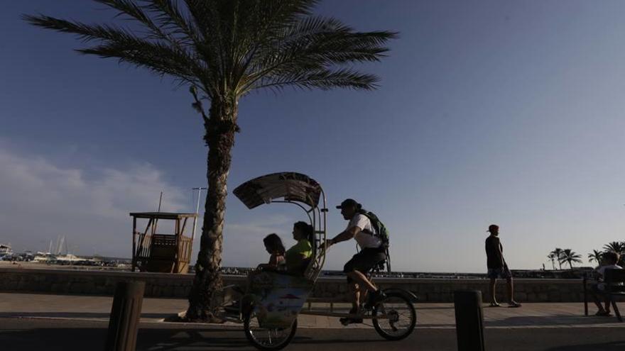 Uno de los diez &#039;rickshaws&#039; que pasean a turistas por la primera línea de la Platja de Palma.