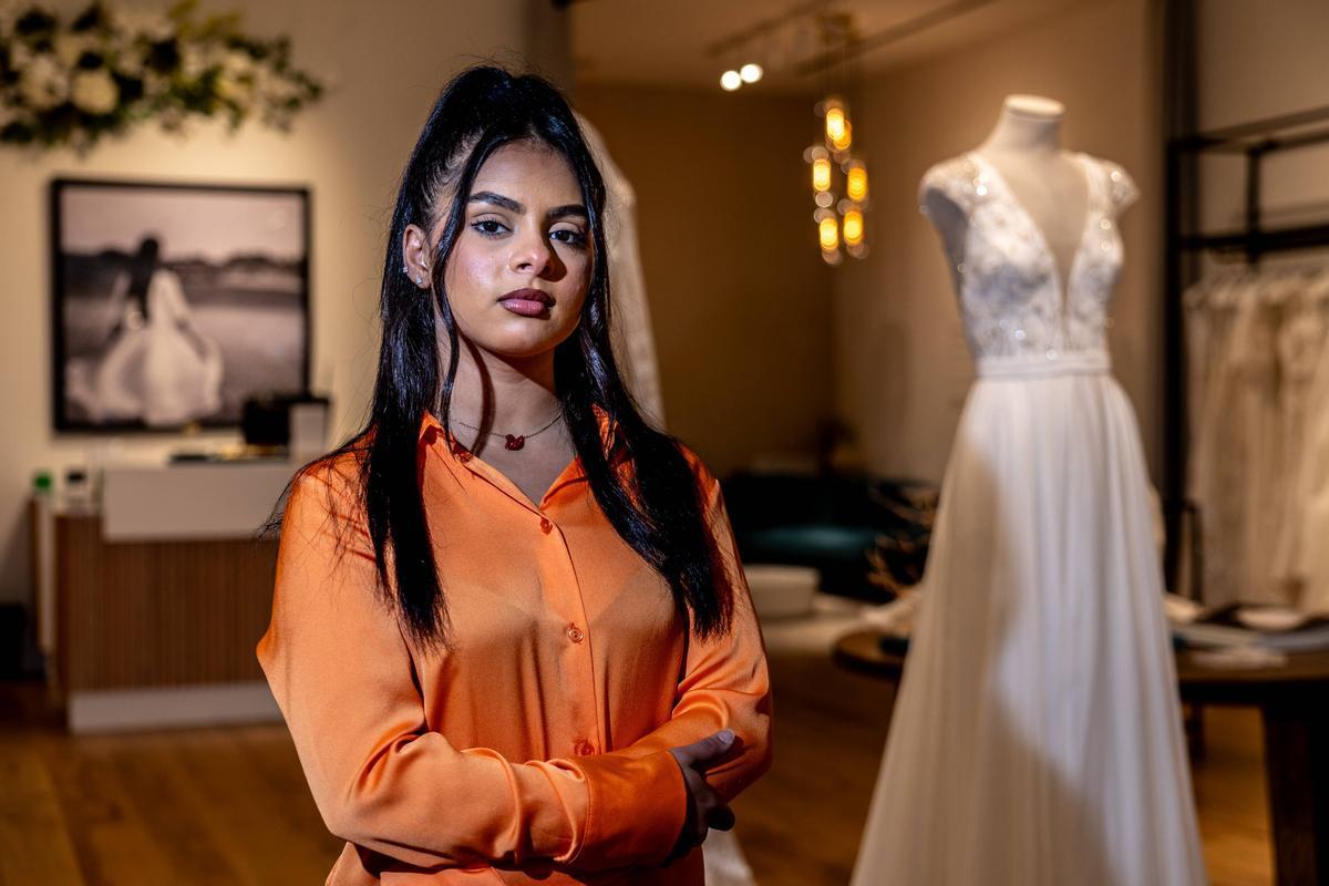 Nada Al-Ahdal, el pasado miércoles, en la tienda de vestidos de moda benéficos del proyecto 'Brides do Good', en la Roca Village (Roca del Vallès).