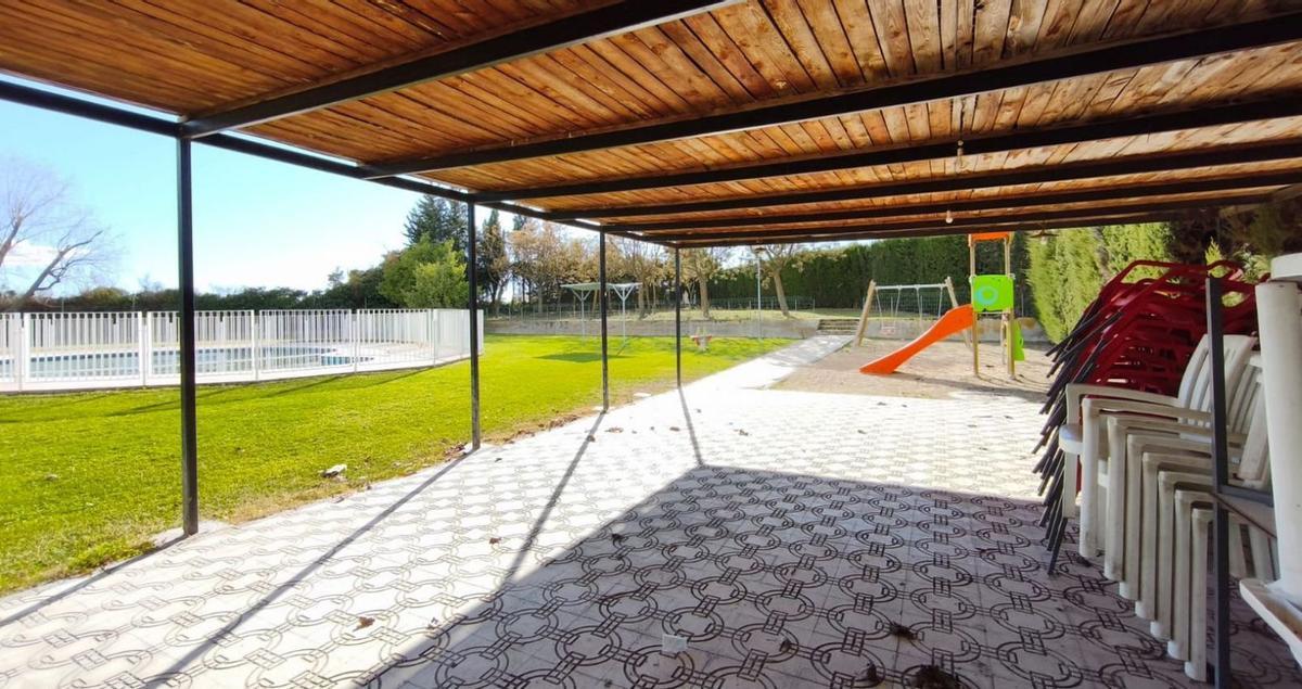 El Ayuntamiento de Novillas va a llevar a cabo la adecuación de la terraza del bar de las piscinas municipales.