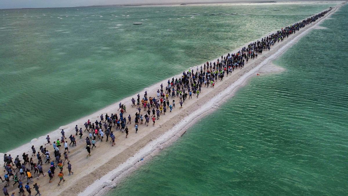 Ein Bokek (Israel), 07/02/2025.- Corredores en acción en el punto de partida de la 6ª Maratón del Mar Muerto en Ein Bokek, el Mar Muerto cerca de la frontera entre Israel y Jordania, Israel, el 07 de febrero de 2025. Según los organizadores, alrededor de 8.000 corredores participaron en la 6ª Maratón del Mar Muerto (Maratón, Jordania) EFE/EPA/ABIR SULTAN