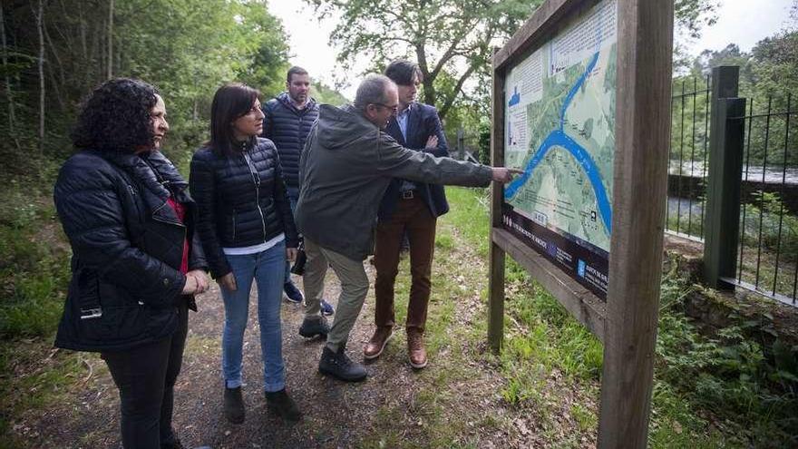 La conselleira Ángeles Vázquez visitó ayer el coto salmonero de Ximonde. // Bernabé/Cris M.V.